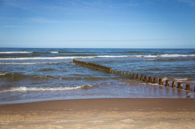 Tepeleri Baltık Denizi sahil şeridi üzerinde güzel bir manzara