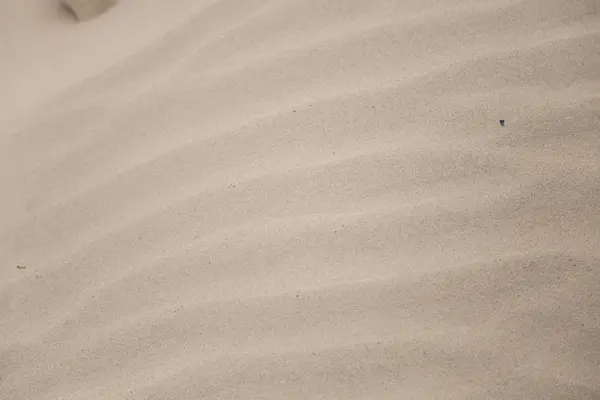 Красивий білий пісок на березі моря — стокове фото
