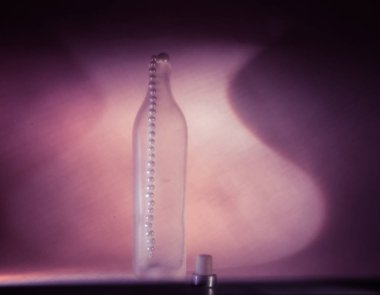 Bir şişe ve tüy güzel renklerde bir sanat, ekstra yumuşak natürmort