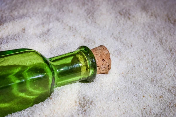 Kum güzel bir yeşil şişe