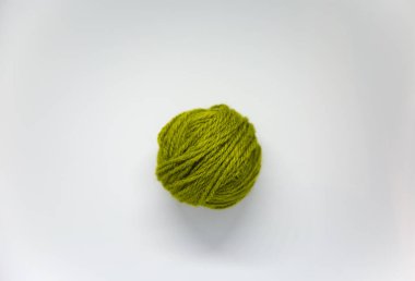 Yün iplik beyaz bir arka plan üzerinde küçük renkli top. El tekne malzemeleri.