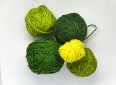 Yün iplik beyaz bir arka plan üzerinde küçük renkli top. El tekne malzemeleri.