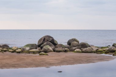 Bir Beach taşlar ile güzel bir manzara. Baltık Denizi kıyısında taşlarla. Denizde bir sonbahar sahne.
