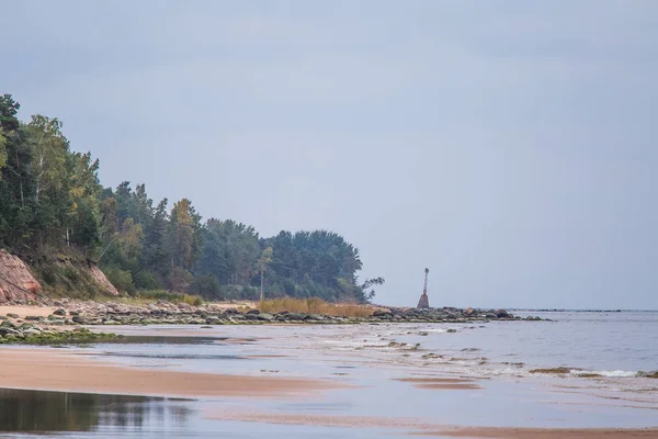 Eine ruhige Strandlandschaft in Lettland. schöne Küstenlandschaft an der Ostsee. ein Herbst am Meer. — Stockfoto