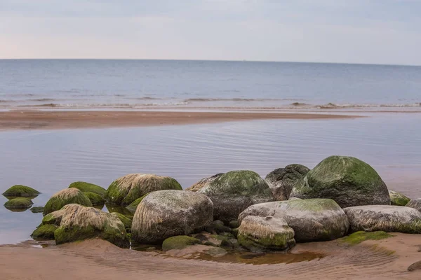 Bir Beach taşlar ile güzel bir manzara. Baltık Denizi kıyısında taşlarla. Denizde bir sonbahar sahne.