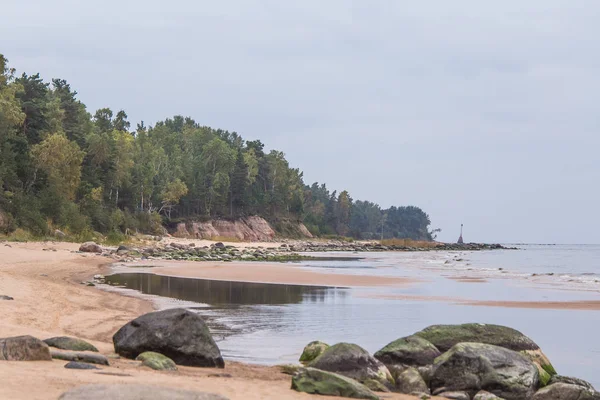 A gyönyörű táj, a strandon, kövekkel. Balti-tenger partján, a sziklák. Az őszi tájat, a tenger. — Stock Fotó