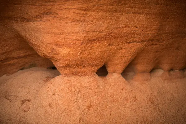 라트비아에 사암 절벽의 근접 한 아름 다운 촬영 모래 형성의 패턴을 닫습니다. 사암 동굴 해변에서. 사암의 다채로운 사진 — 스톡 사진