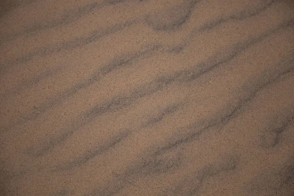 ビーチに美しい海砂パターン。バルト海の海岸の砂のテクスチャです。背景の美しい砂浜のパターン. — ストック写真