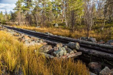 Güzel bir sonbahar sahne kereste göller arasında taşıma için bir tarihi su kanalı. Ahşap inşaat. Sonbahar Femundsmarka Milli Parkı'nda.