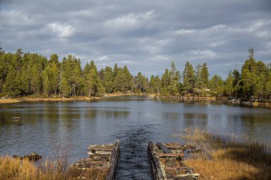 Güzel bir sonbahar sahne kereste göller arasında taşıma için bir tarihi su kanalı. Ahşap inşaat. Sonbahar Femundsmarka Milli Parkı'nda.