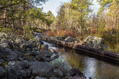 Güzel bir sonbahar sahne kereste göller arasında taşıma için bir tarihi su kanalı. Ahşap inşaat. Sonbahar Femundsmarka Milli Parkı'nda.