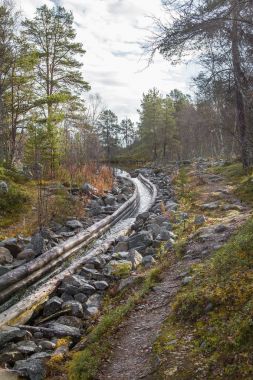 Güzel bir sonbahar sahne kereste göller arasında taşıma için bir tarihi su kanalı. Ahşap inşaat. Sonbahar Femundsmarka Milli Parkı'nda.