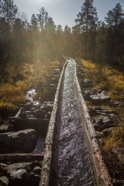 Güzel bir sonbahar sahne kereste göller arasında taşıma için bir tarihi su kanalı. Ahşap inşaat. Sonbahar Femundsmarka Milli Parkı'nda.
