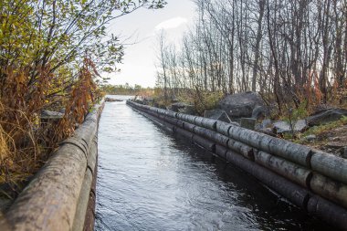 Güzel bir sonbahar sahne kereste göller arasında taşıma için bir tarihi su kanalı. Ahşap inşaat. Sonbahar Femundsmarka Milli Parkı'nda.