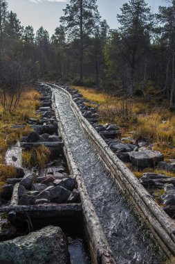 Güzel bir sonbahar sahne kereste göller arasında taşıma için bir tarihi su kanalı. Ahşap inşaat. Sonbahar Femundsmarka Milli Parkı'nda.