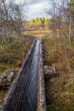 Güzel bir sonbahar sahne kereste göller arasında taşıma için bir tarihi su kanalı. Ahşap inşaat. Sonbahar Femundsmarka Milli Parkı'nda.