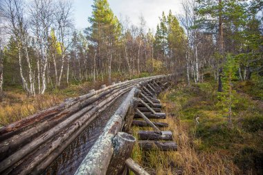 Güzel bir sonbahar sahne kereste göller arasında taşıma için bir tarihi su kanalı. Ahşap inşaat. Sonbahar Femundsmarka Milli Parkı'nda.