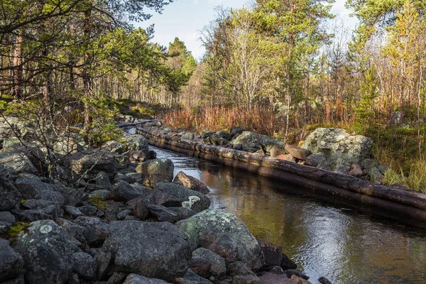 Güzel bir sonbahar sahne kereste göller arasında taşıma için bir tarihi su kanalı. Ahşap inşaat. Sonbahar Femundsmarka Milli Parkı'nda.