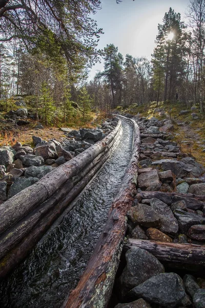 Güzel bir sonbahar sahne kereste göller arasında taşıma için bir tarihi su kanalı. Ahşap inşaat. Sonbahar Femundsmarka Milli Parkı'nda.