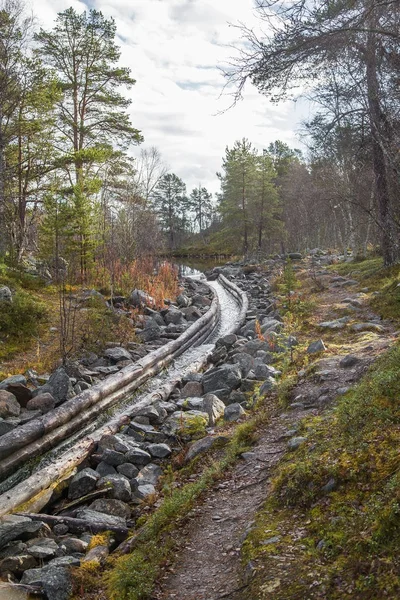 Güzel bir sonbahar sahne kereste göller arasında taşıma için bir tarihi su kanalı. Ahşap inşaat. Sonbahar Femundsmarka Milli Parkı'nda.