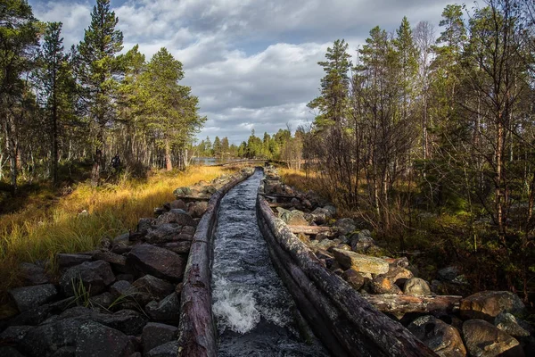 Güzel bir sonbahar sahne kereste göller arasında taşıma için bir tarihi su kanalı. Ahşap inşaat. Sonbahar Femundsmarka Milli Parkı'nda.