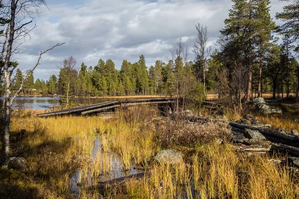 Un beau paysage automnal d'un canal historique pour le transport du bois entre les lacs. Construction en bois. Automne dans le parc national Femundsmarka . — Photo