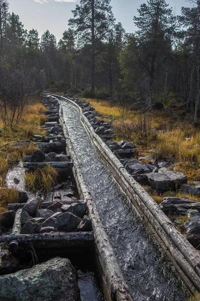 Güzel bir sonbahar sahne kereste göller arasında taşıma için bir tarihi su kanalı. Ahşap inşaat. Sonbahar Femundsmarka Milli Parkı'nda.