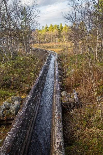 Güzel bir sonbahar sahne kereste göller arasında taşıma için bir tarihi su kanalı. Ahşap inşaat. Sonbahar Femundsmarka Milli Parkı'nda.