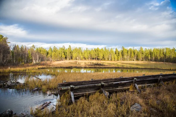 Güzel bir sonbahar sahne kereste göller arasında taşıma için bir tarihi su kanalı. Ahşap inşaat. Sonbahar Femundsmarka Milli Parkı'nda.