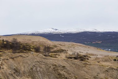 Güzel bir kumul Norveç ortasında. Sonbahar Merkezi İskandinavya Kuzey çölde. Çorak bir arazi gibi görünüyor renkli sahne.