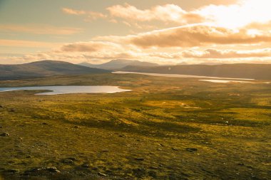 Güzel dağ manzarası ile mesafe bir göl. Norveç'te sonbahar dağlar. Sonbahar sahne İskandinavya.