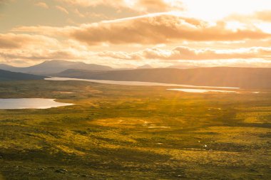 Güzel dağ manzarası ile mesafe bir göl. Norveç'te sonbahar dağlar. Sonbahar sahne İskandinavya.
