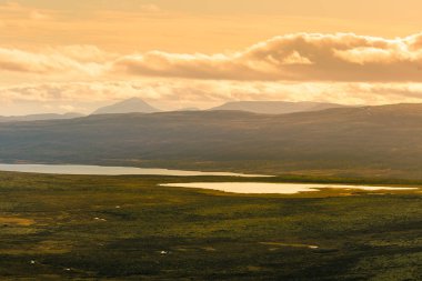 Güzel dağ manzarası ile mesafe bir göl. Norveç'te sonbahar dağlar. Sonbahar sahne İskandinavya.