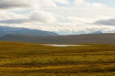 Güzel dağ manzarası ile mesafe bir göl. Norveç'te sonbahar dağlar. Sonbahar sahne İskandinavya.