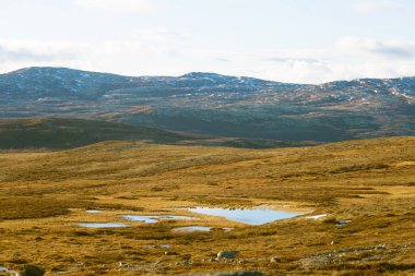 Güzel dağ manzarası ile mesafe bir göl. Norveç'te sonbahar dağlar. Sonbahar sahne İskandinavya.