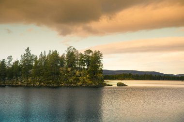 Femundsmarka Milli Parkı'nda Norveç'te bir göl kıyısında, güzel bir sonbahar manzara. Mevsimlik sahne güz.