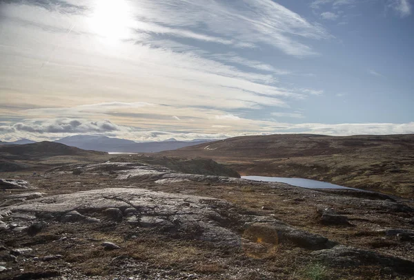 Un hermoso paisaje de montaña con un lago en la distancia. Montañas otoñales en Noruega. Paisajes de otoño en Escandinavia . —  Fotos de Stock