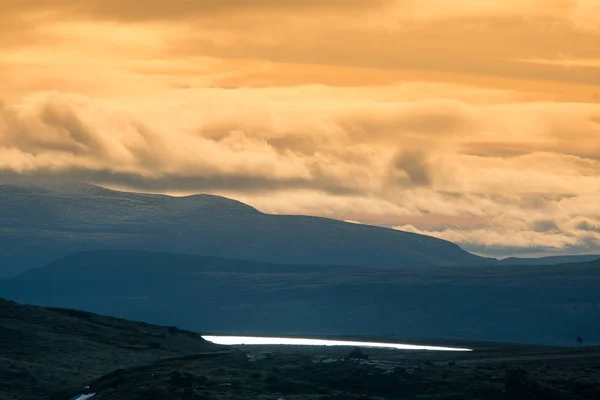 Eine wunderschöne Berglandschaft mit einem See in der Ferne. Herbstberge in Norwegen. Herbstkulisse in Skandinavien. — Stockfoto