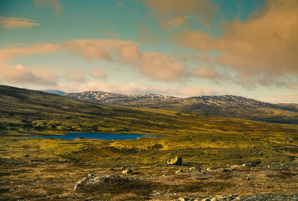 Krásná horská krajina s jezerem v dálce. Podzimní hory v Norsku. Krajina na podzim ve Skandinávii. — Stock fotografie