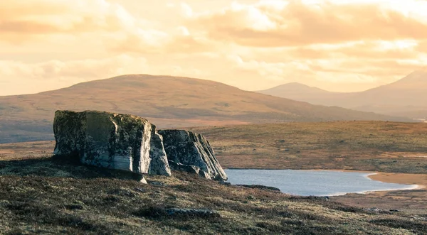 Eine wunderschöne Berglandschaft mit einem See in der Ferne. Herbstberge in Norwegen. Herbstkulisse in Skandinavien. — Stockfoto