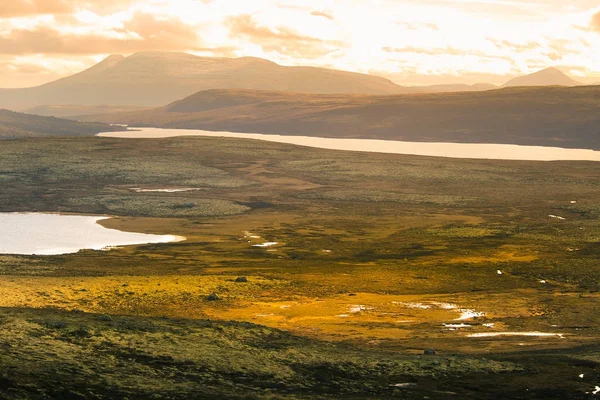 Krásná horská krajina s jezerem v dálce. Podzimní hory v Norsku. Krajina na podzim ve Skandinávii. — Stock fotografie