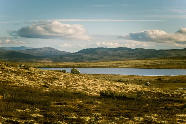 Ett vackert bergslandskap med en sjö i fjärran. Hösten berg i Norge. Hösten landskap i Skandinavien. — Stockfoto