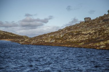 Norveç'te deniz seviyesinden yüksek bir güzel dağ gölü. Göl, renkli sonbahar yatay.