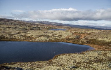 Norveç'te deniz seviyesinden yüksek bir güzel dağ gölü. Göl, renkli sonbahar yatay.