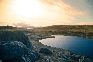 Norveç'te deniz seviyesinden yüksek bir güzel dağ gölü. Göl, renkli sonbahar yatay.