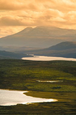 Norveç'te deniz seviyesinden yüksek bir güzel dağ gölü. Göl, renkli sonbahar yatay.
