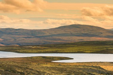 Norveç'te deniz seviyesinden yüksek bir güzel dağ gölü. Göl, renkli sonbahar yatay.