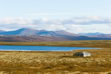 Norveç'te deniz seviyesinden yüksek bir güzel dağ gölü. Göl, renkli sonbahar yatay.
