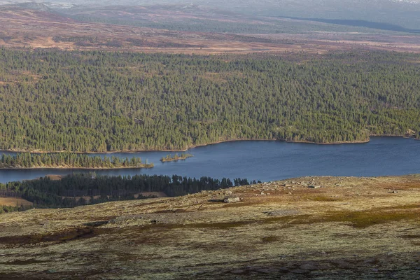 Un hermoso lago en el valle de la montaña. Vista desde arriba. Colorido paisaje otoñal en el centro de Noruega . —  Fotos de Stock