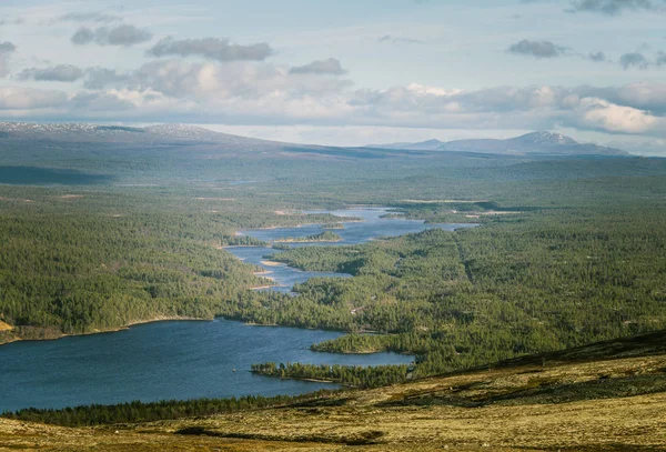 Un hermoso lago en el valle de la montaña. Vista desde arriba. Colorido paisaje otoñal en el centro de Noruega . —  Fotos de Stock